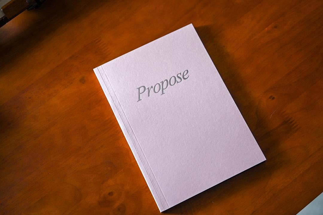 흰색 혹은 반짝이 펜이랑 잘 어울리는 동백문구점 프로포즈 흑지 검은내지 줄노트