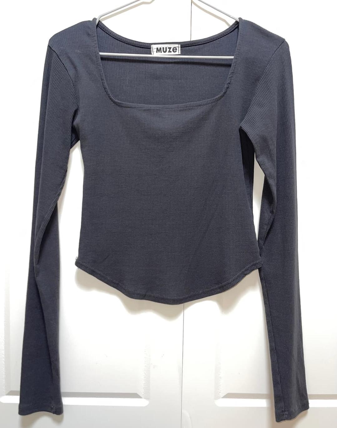 Square neck golgi tee Charcoal | 후루츠패밀리