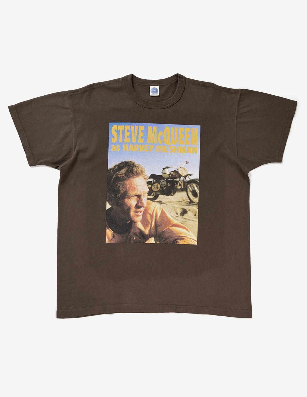 TMC2507 S. McQUEEN™ TEE "STEVE McQUEEN as HARVEY MUSHMAN\" (Dark Charcoal)