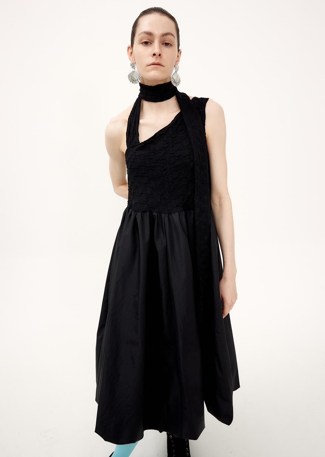 TEXTURE SCARF ONE-PIECE (BLACK)