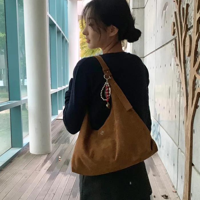 [3차리오더][29CM 단독]아이비 스웨이드 호보백_카멜
