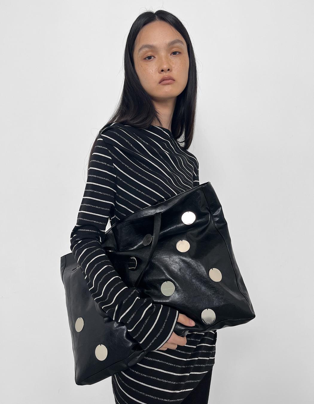 METALLIC DISC SHOPPER BAG, BLACK