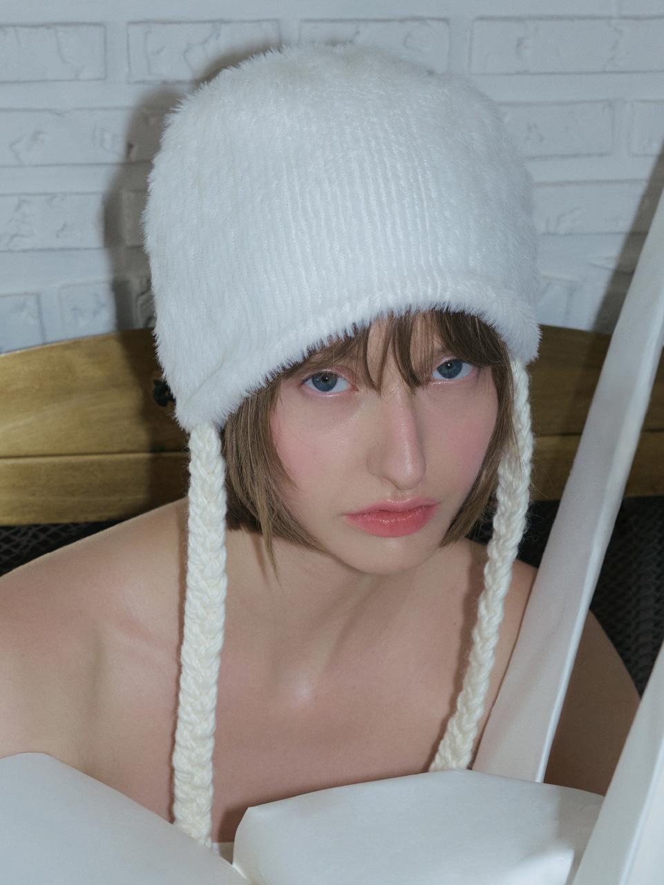 BRAIDED STRAP BEANIE IN CREAM
