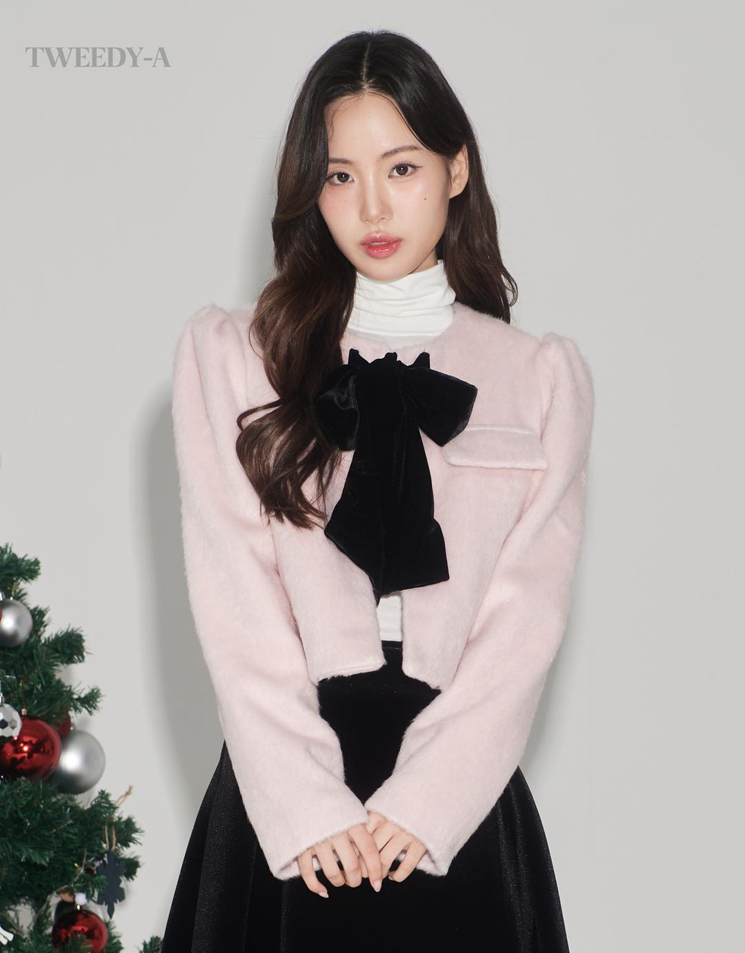 (지예은 착용) 로즈 벨벳 리본 포인트 누빔 퍼 자켓 베이비 핑크