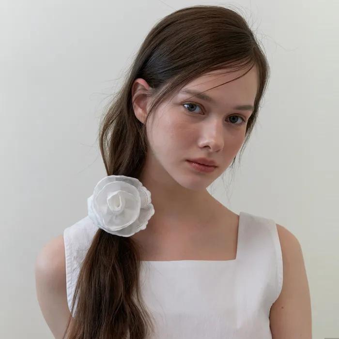 cooing rose scrunch - white