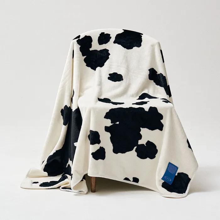 [29CM 단독][예약배송] 블랙카우 페이크퍼 담요 블랭킷