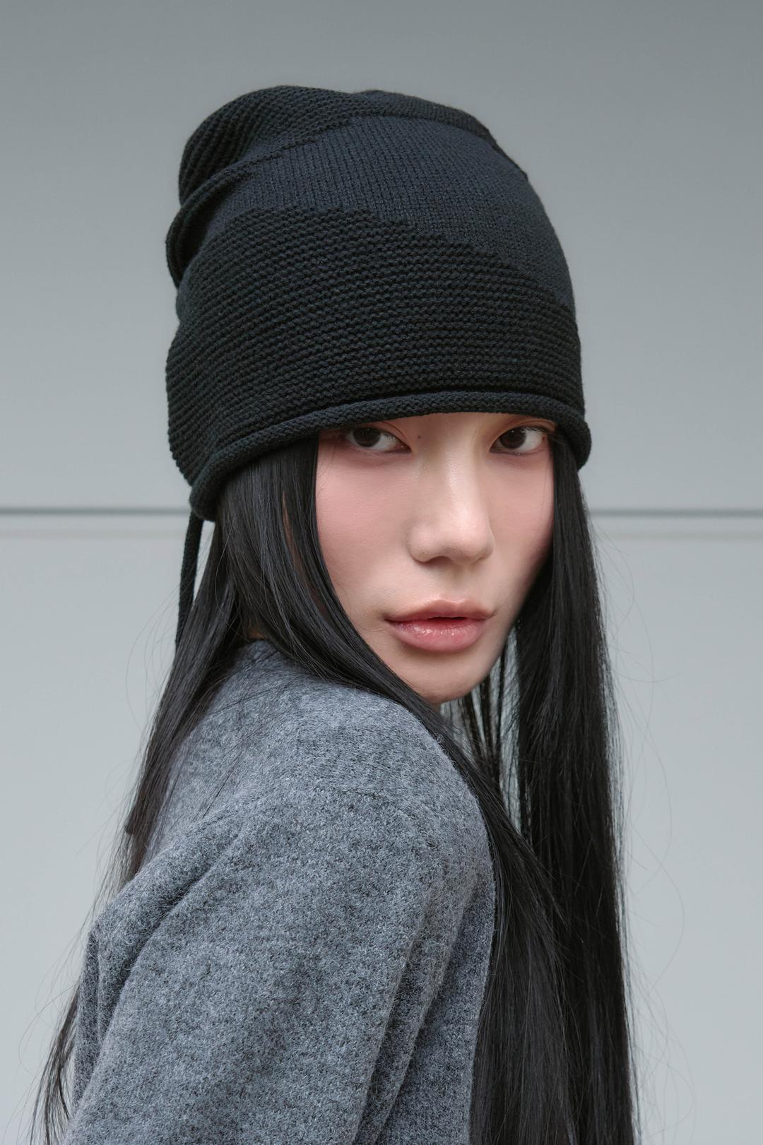 CONTRAST EMBOSS STRING BEANIE / BLACK