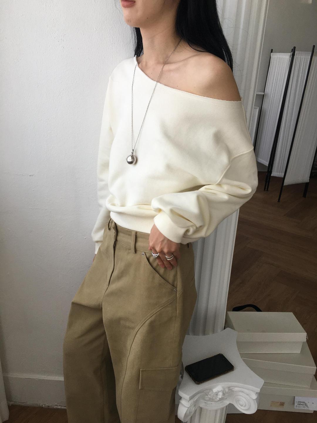 로우머 [원숄더/여리핏] 오프숄더 스웻셔츠 맨투맨 2color