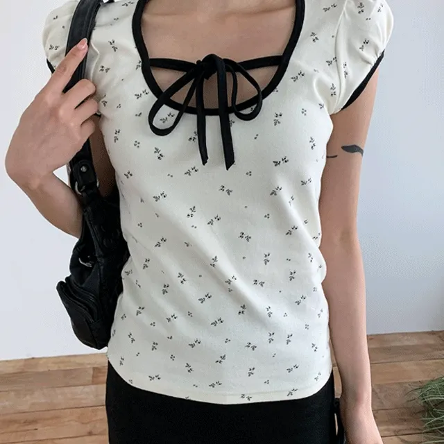 메이쿨 딥유넥 플라워 리본 퍼프 반팔티