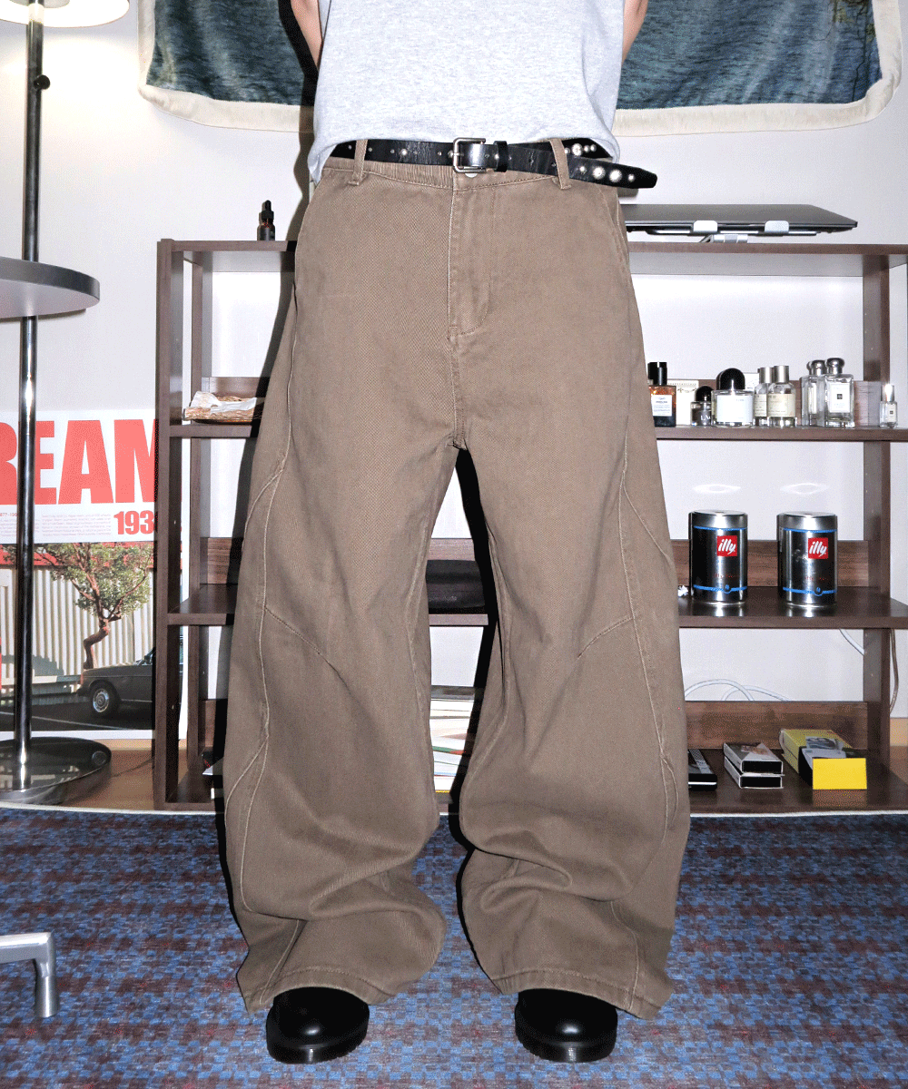[UNISEX] 사이드 라인 커브드 팬츠 (1 Color / S, M, L)
