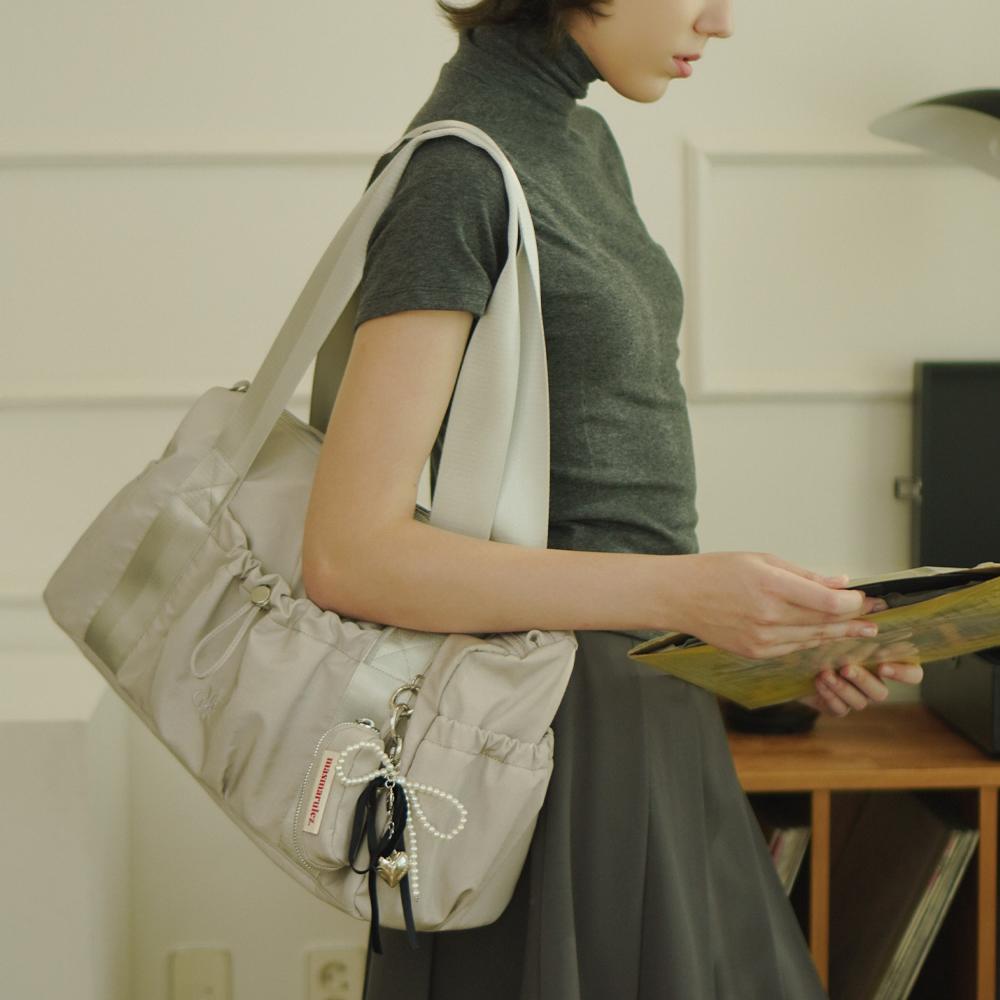 마스마룰즈 [파우치세트] glossy shoulder duffel bag _Light gray
