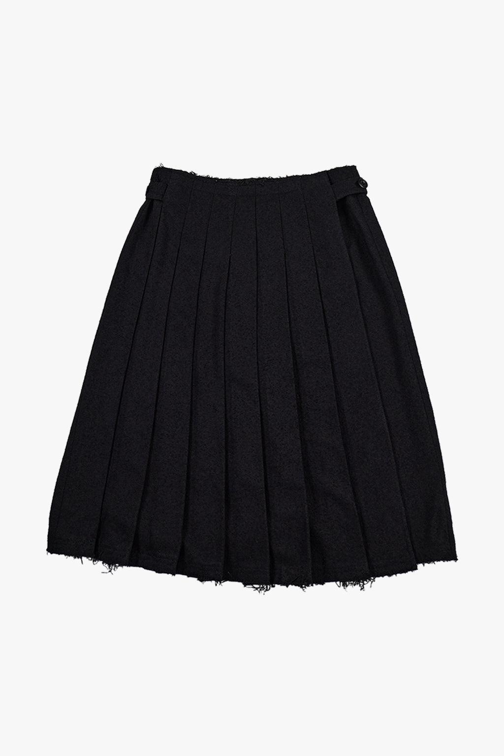 BUTTON PLEATED WRAP SKIRT / BLACK