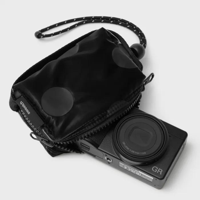 CAMERA POUCH 001 Glossy Black Polka Dot