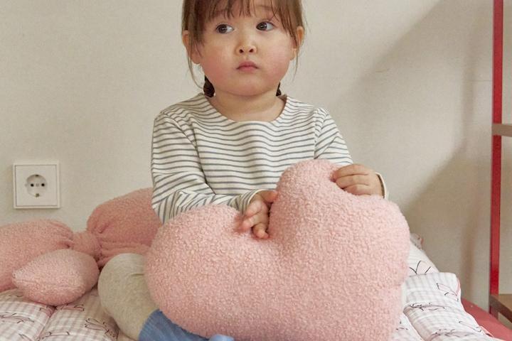 러브 소파쿠션 하트 모양쿠션 캐릭터 귀여운 인테리어 소품 2color
