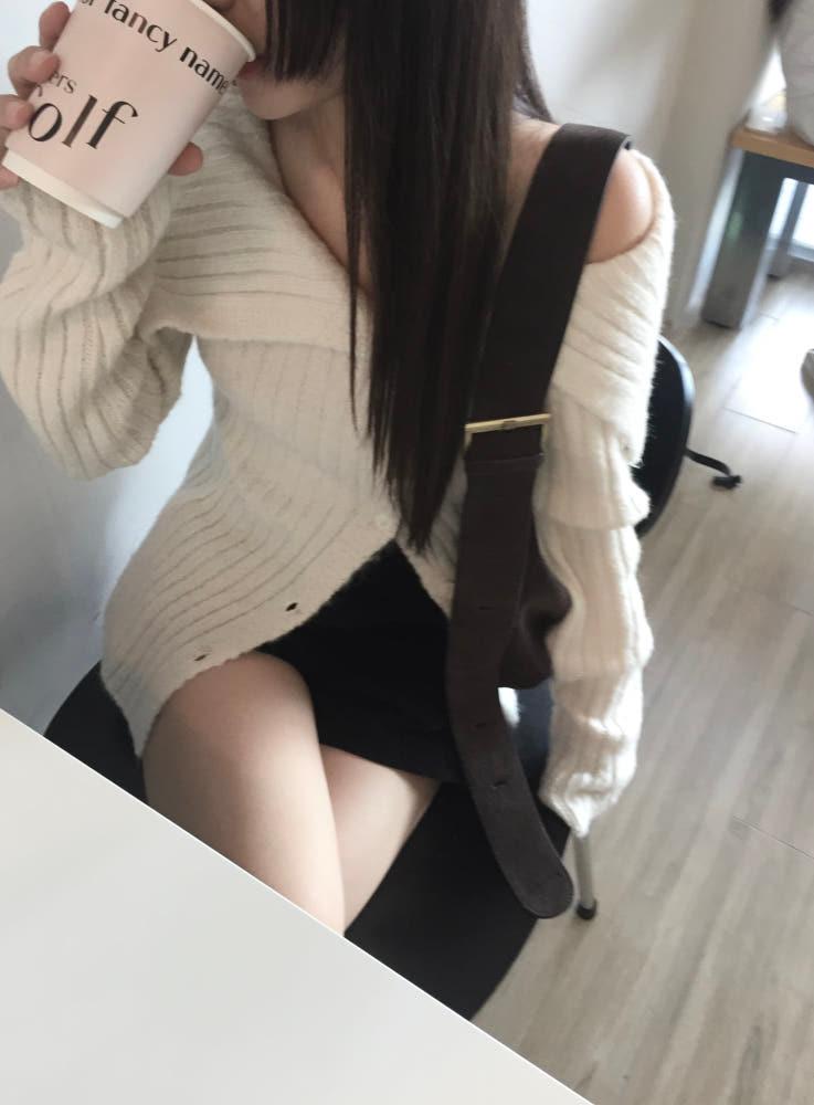 off shoulder button knit (2colors)