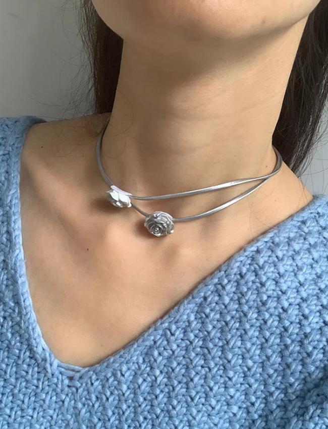 베르 실버 미니로즈 레더끈 초커