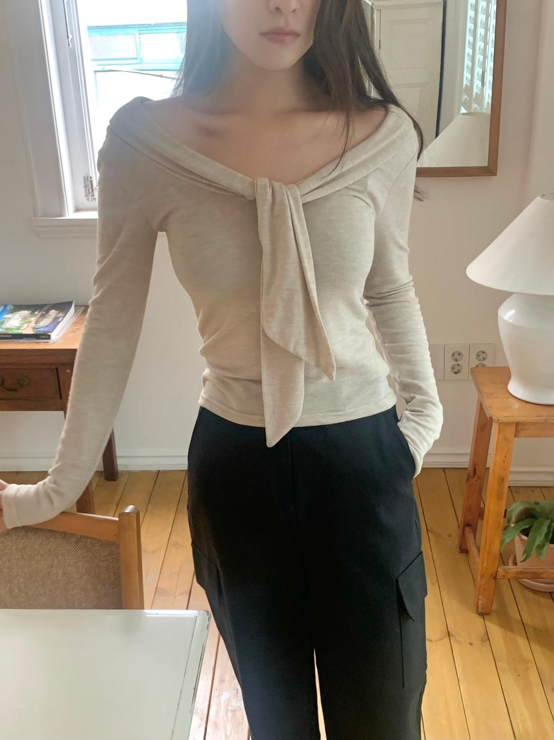 런던플랏 여리여리 섹시한 연말룩 슬림핏 오프숄더 보우 타이 긴팔 티셔츠 윈터스카프탑