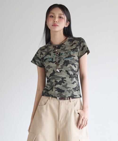 (W) 레터링 카모 크롭 반팔 티셔츠