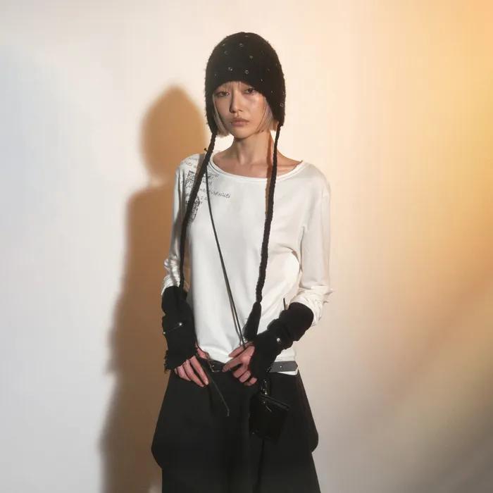 BOAT NECK GRAPHIC LONG SLEEVE T-SHIRT-IVORY