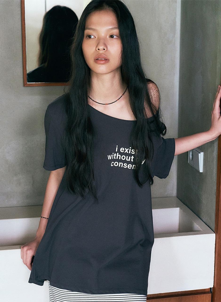 [7/18 순차출고]  [니브] Lettering Off Shoulder T-shirt (Charcoal)