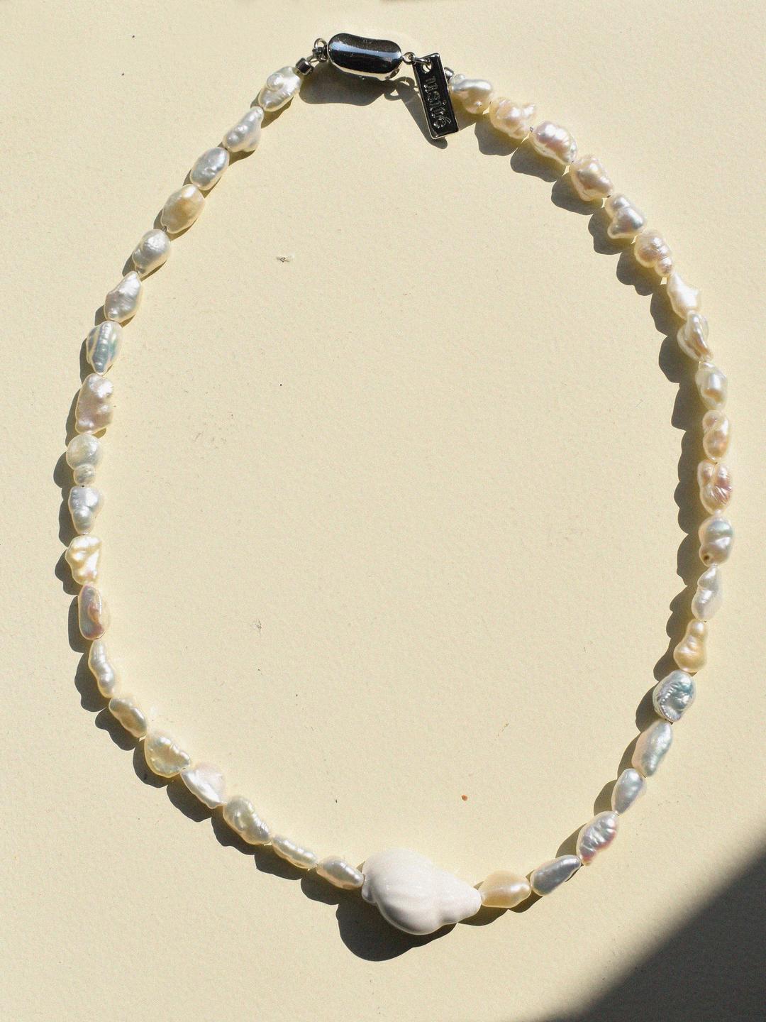 SHELL LIGHT NECKLACE, WHITE