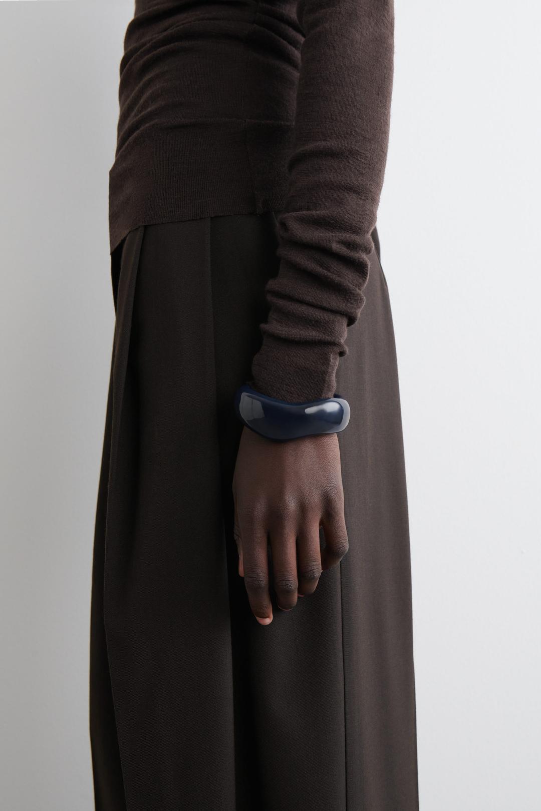 JONC ÉPAIS ONDULÉ - BLEU FONCÉ | COS