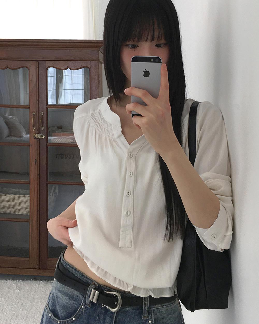 원더원더 [MADE/하객룩🤎] 모안 헨리넥 버튼 셔링 블라우스