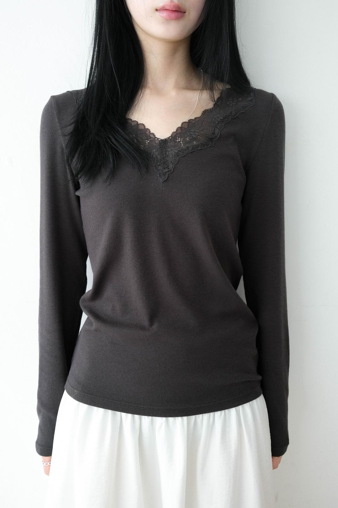 Soft lace trim v neck tshirt (2col)
