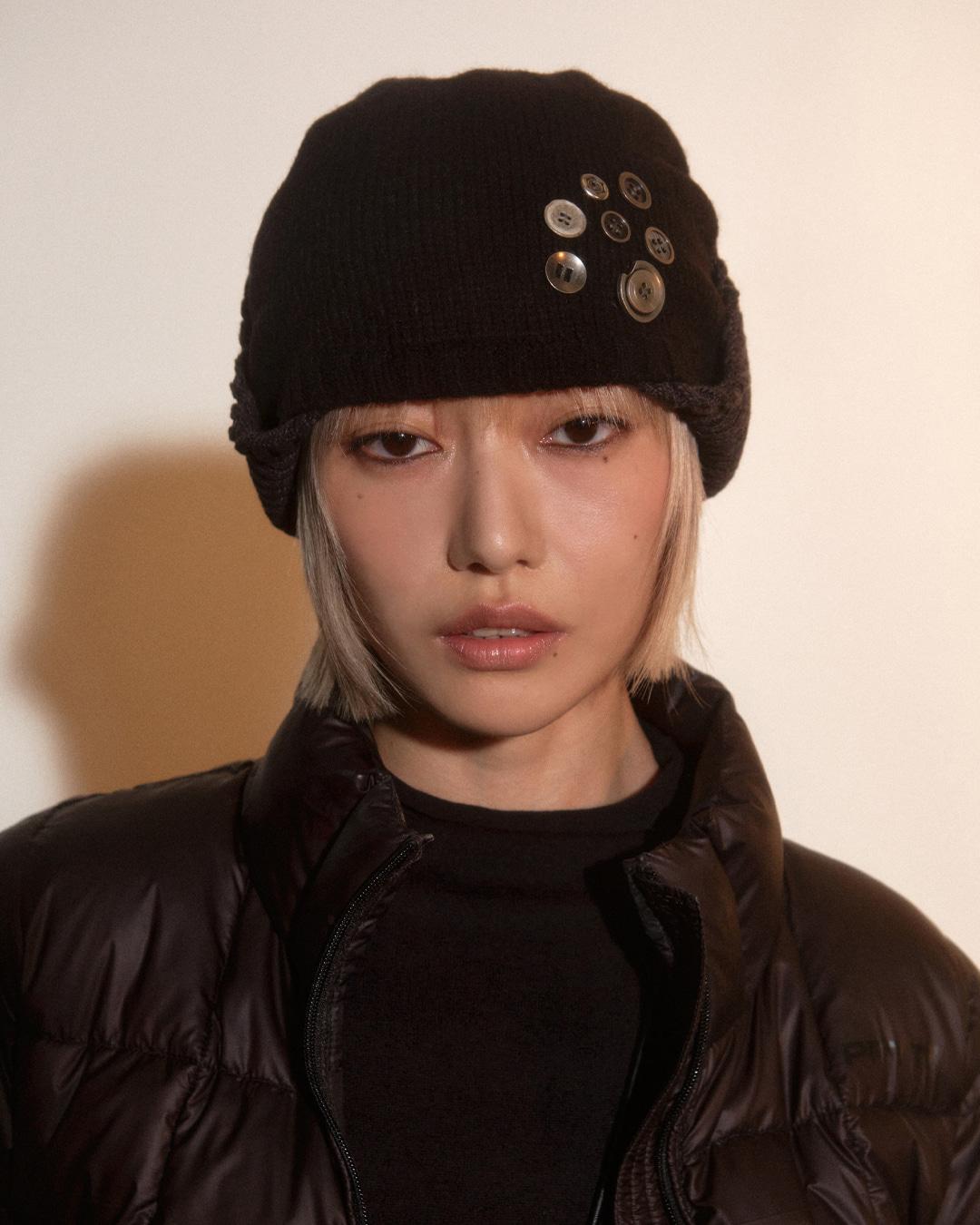 BUTTON BRAID STRAP KNIT BEANIE-BLACK