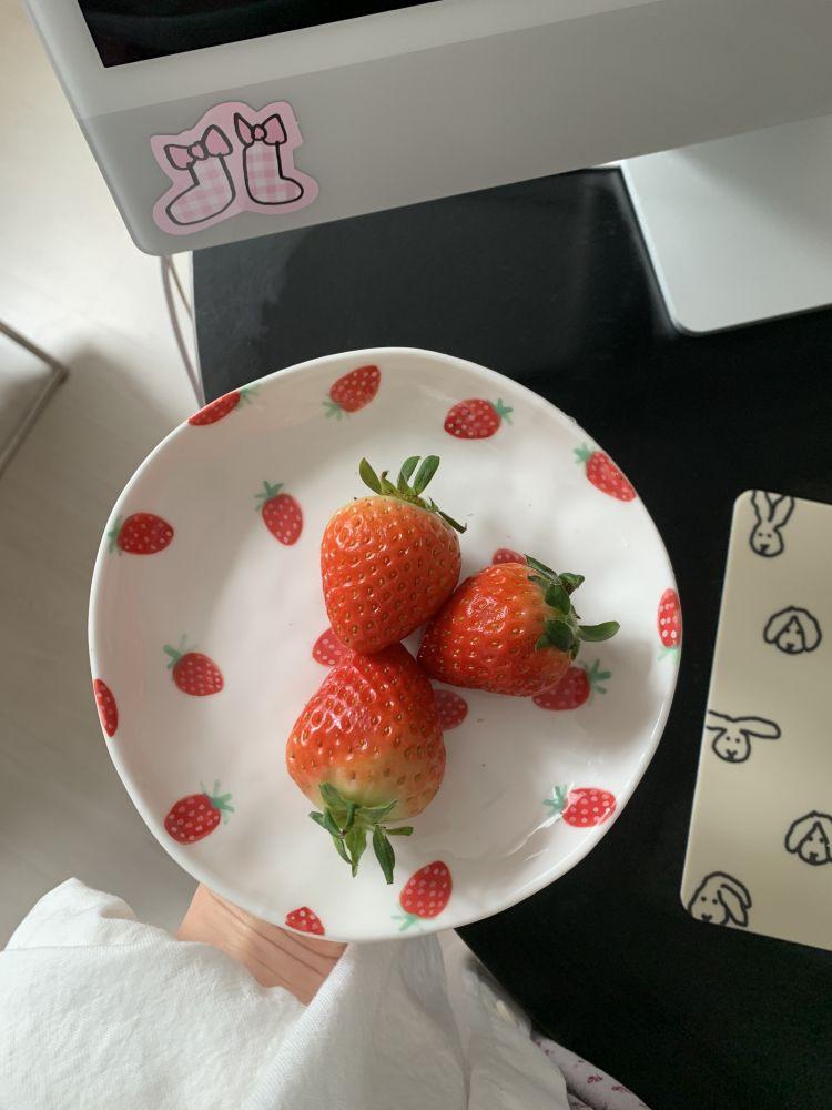 nut strawberry plate