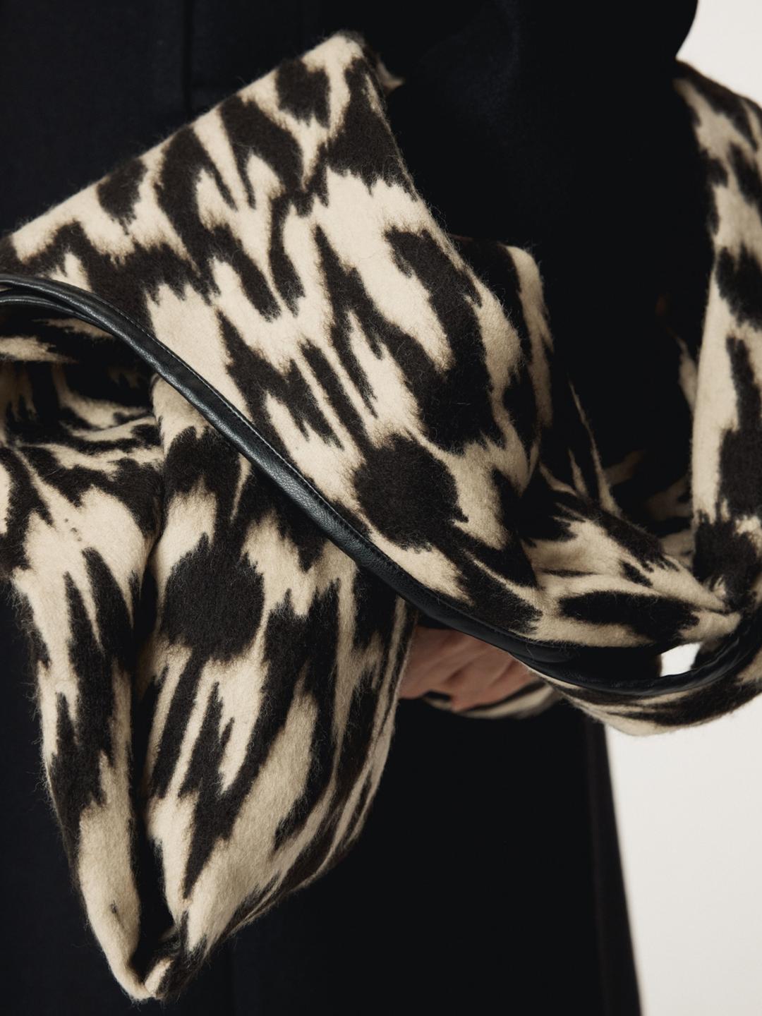 LEOPARD WOOL SHOULDER BAG (BROWN)