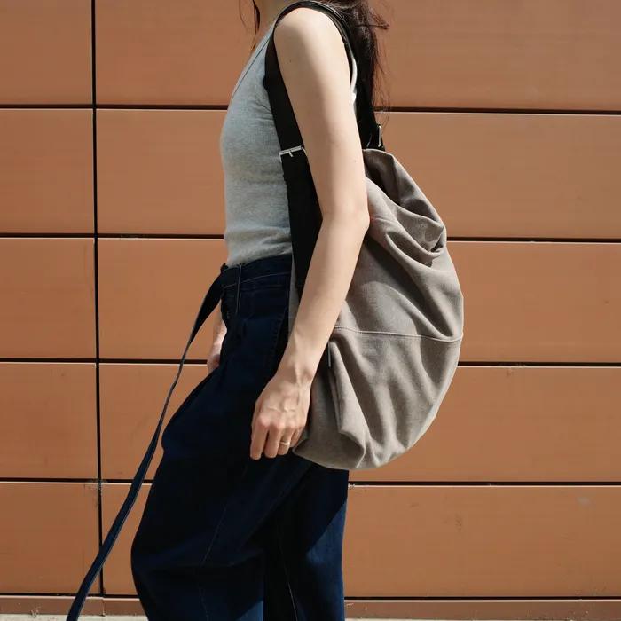 [29CM 단독] 벨트 호보백 Belt Bag - Dark Beige