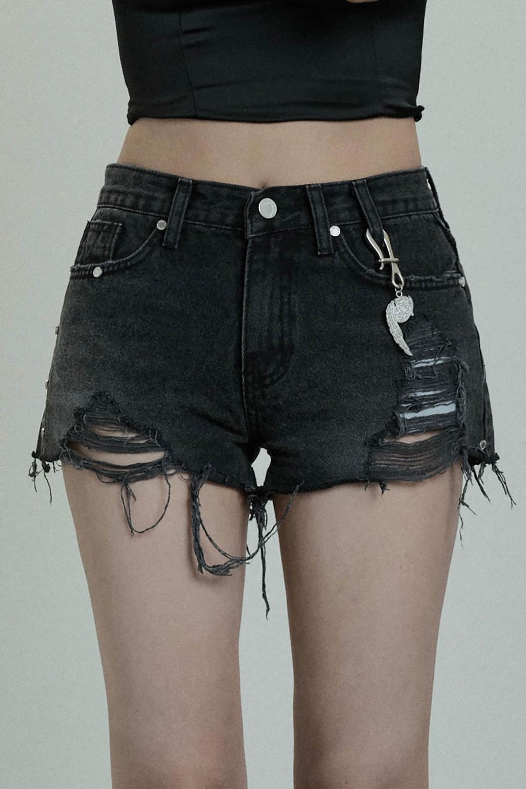 Rivet Damage Keyring Shorts pants / BLACK