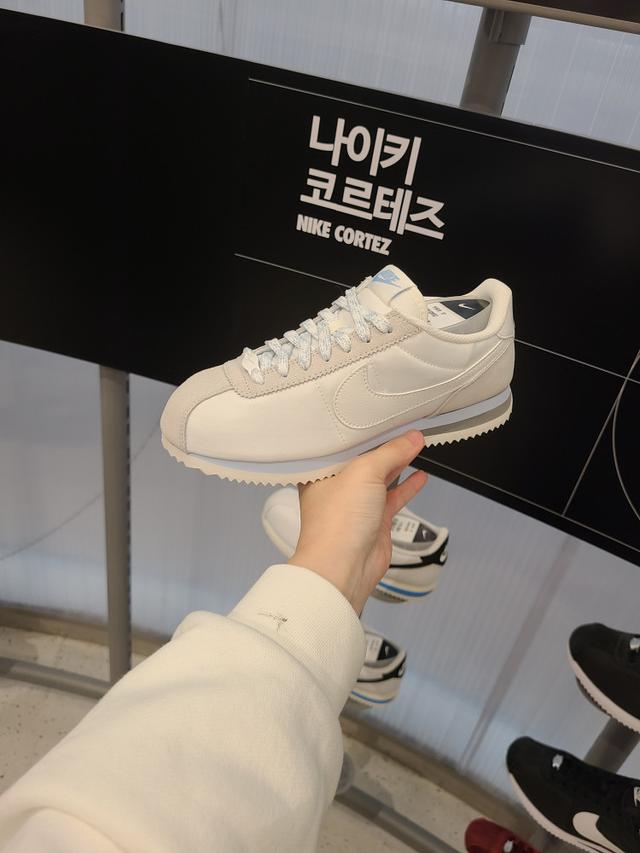 [국내매장] 나이키 코르테즈 우먼스 운동화 화이트 글래시어 블루 HF6410-101