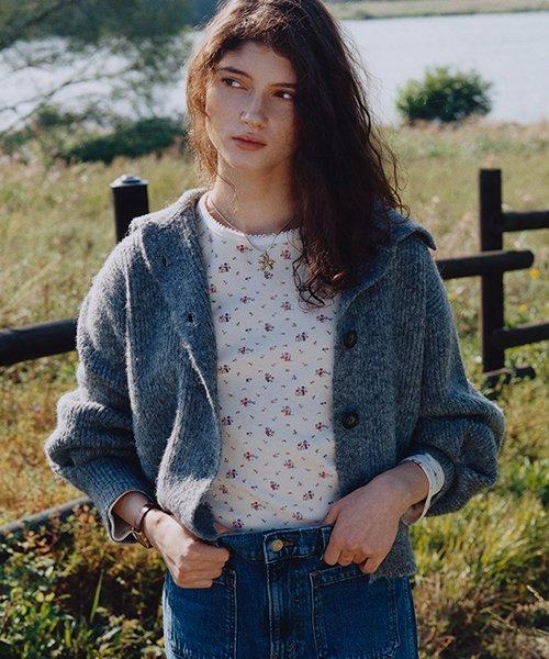 Point neck slim t-shirt. Ivory (flower)