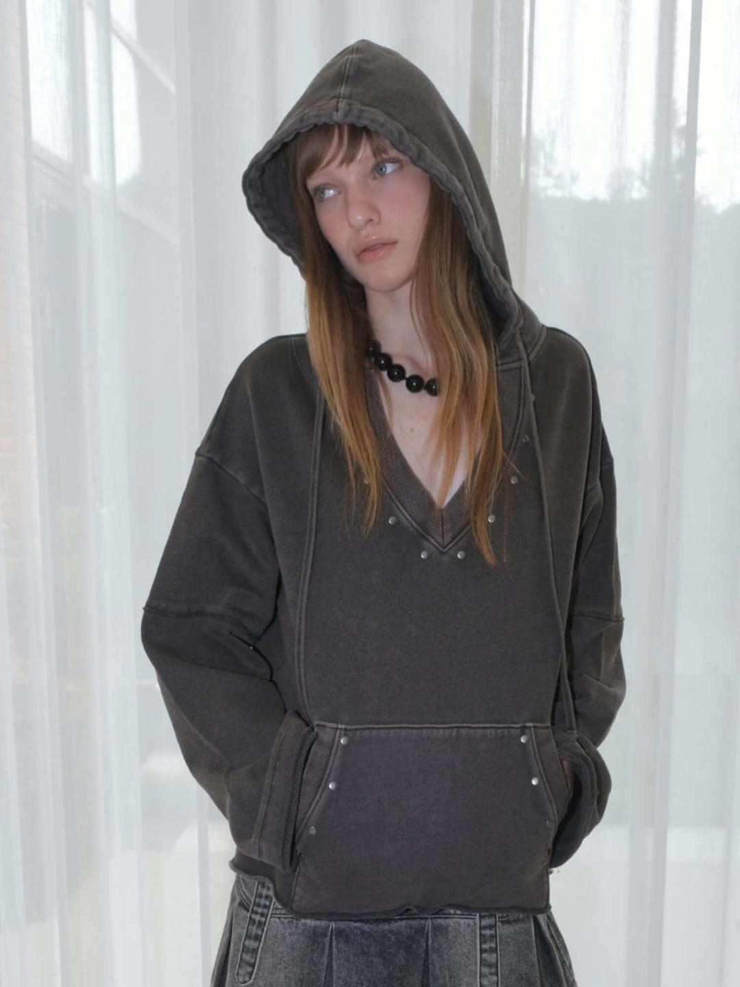 PIGMENT DEEP V-NECK HOODIE [BROWN]