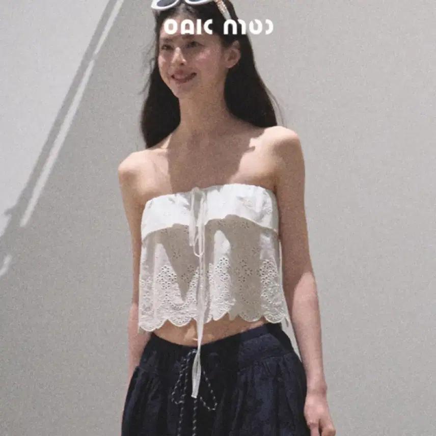 OAKMOO 튜브탑 블라우스 펀칭 화이트 셔츠