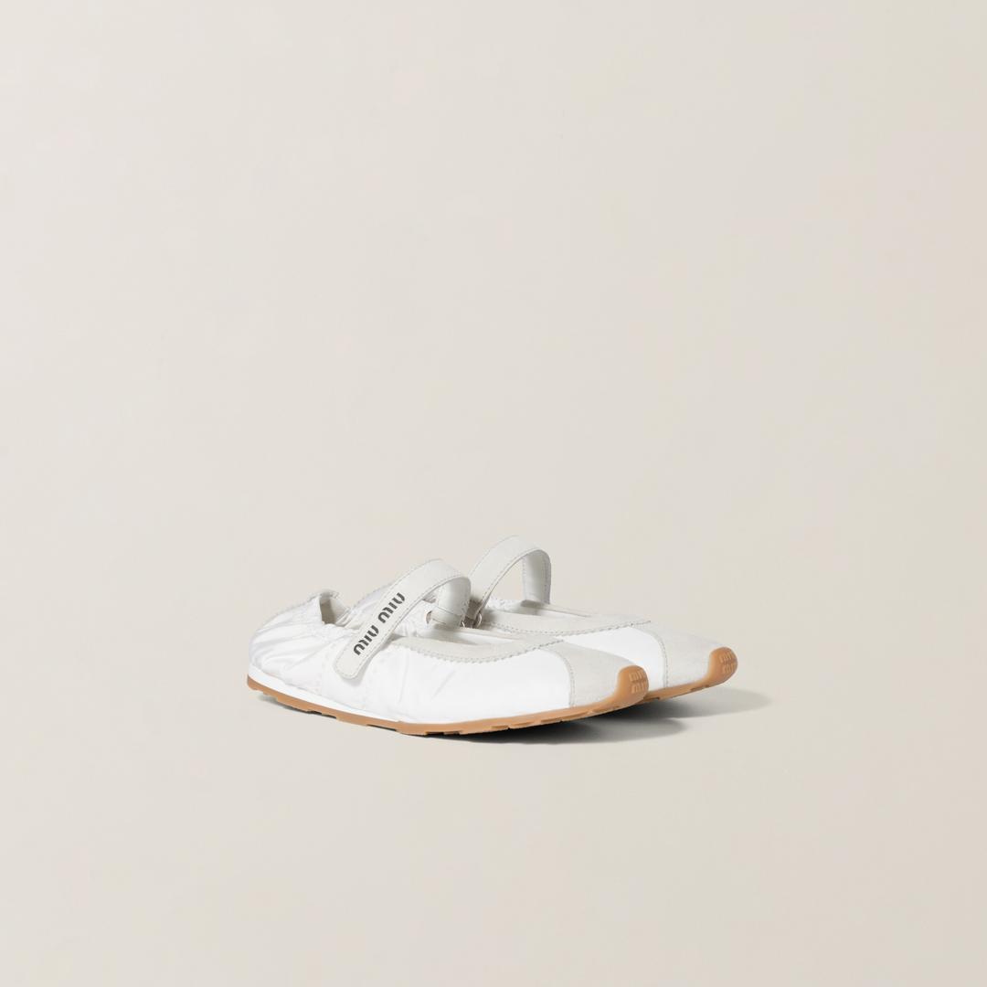 기능성 소재 및 스웨이드 플룸 발레리나