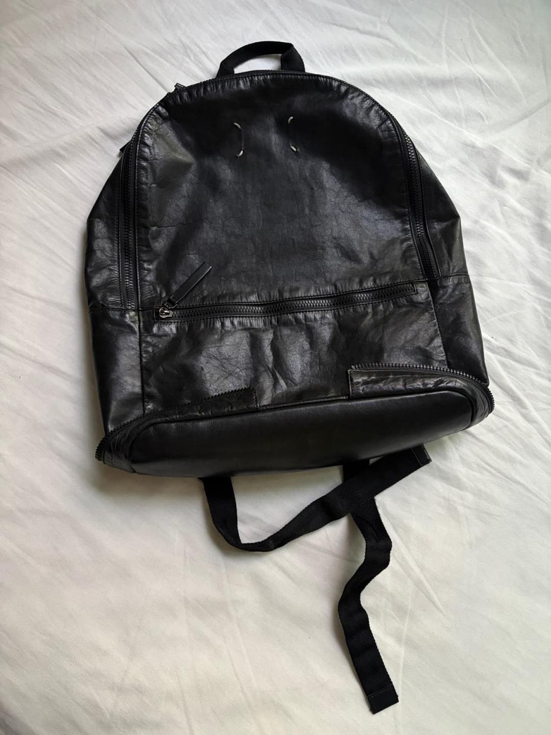 메종 마르지엘라 스티치 레더 백팩 블랙 가방 Maison Margiela | 후루츠패밀리