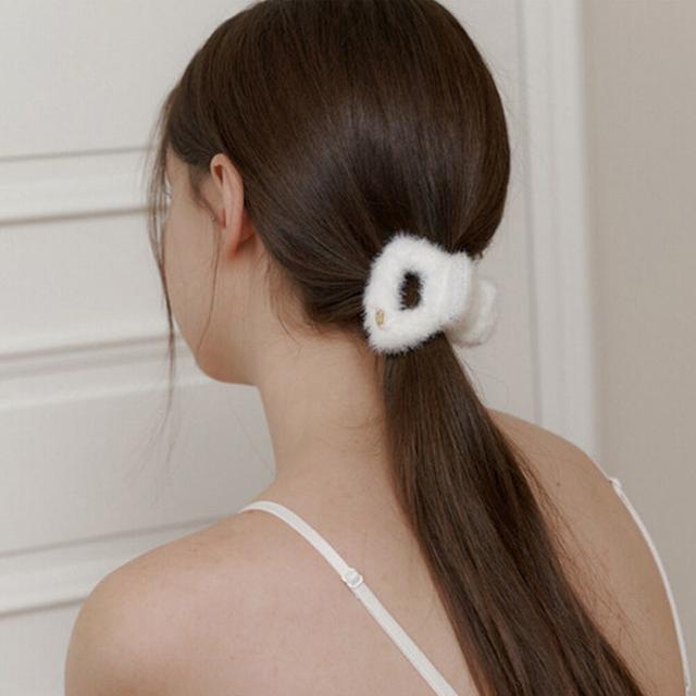 white fur cubic hair claw