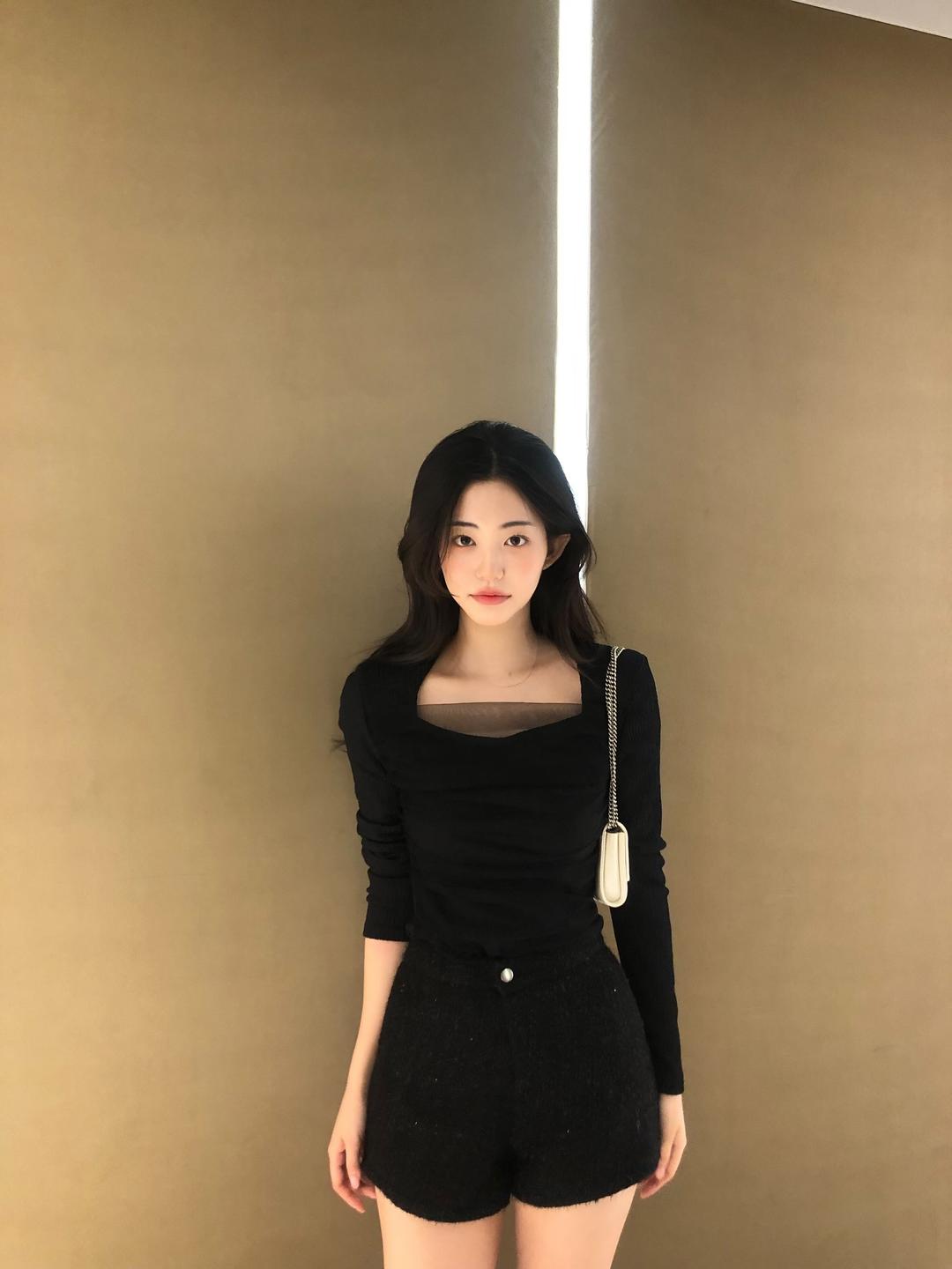 anne square tee - black