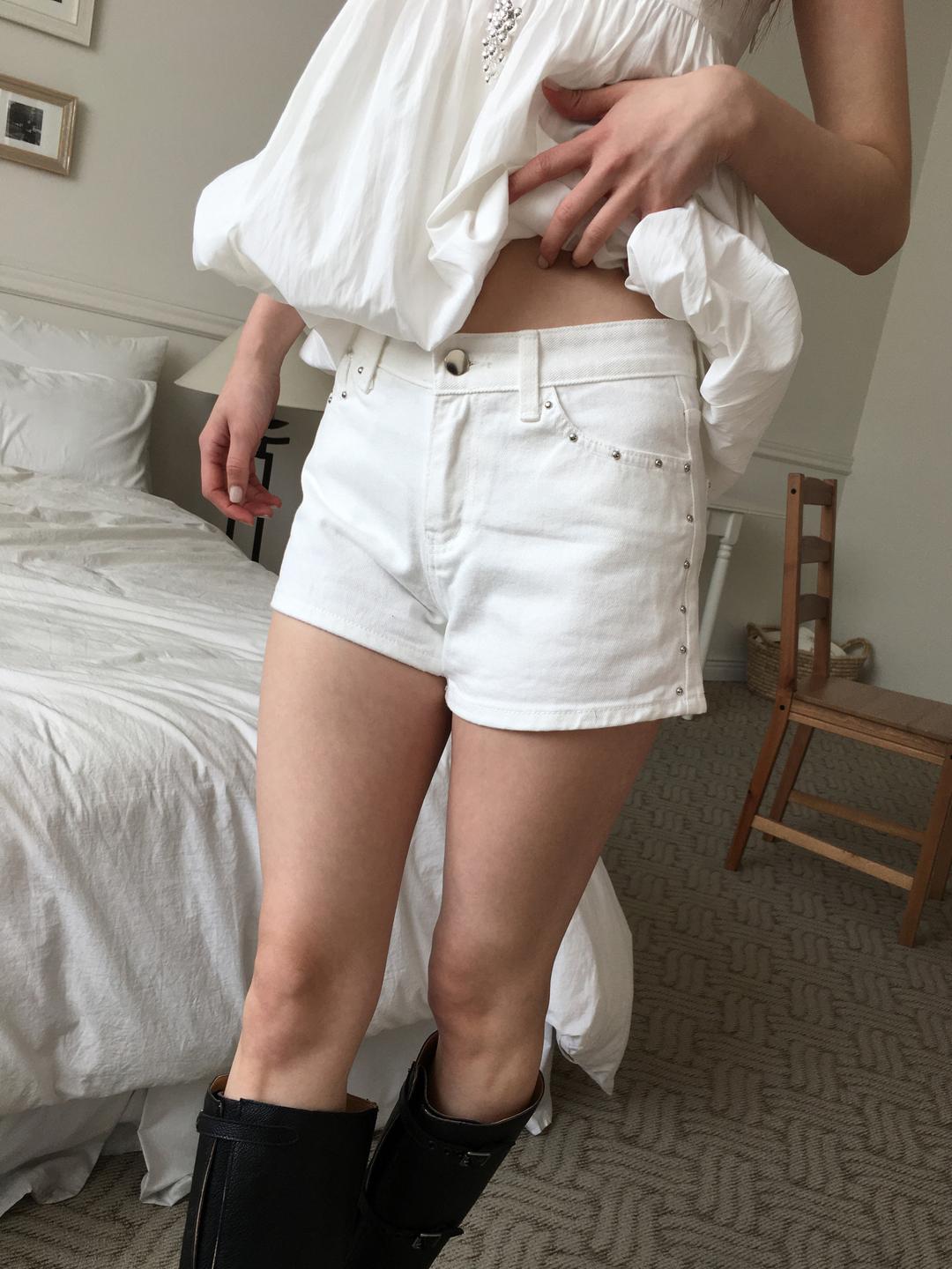 노비야카 Cubic mid-rise cotton shorts (Ivory, black)
