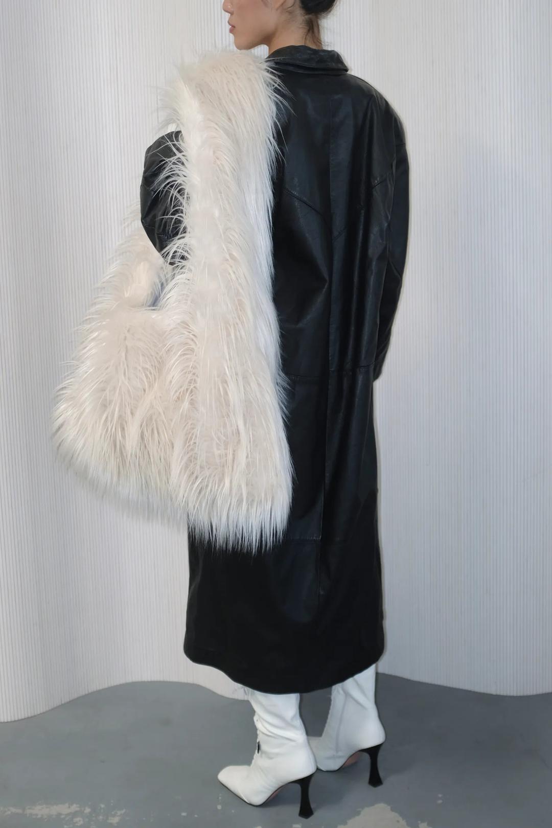 FUR TOTE WHITE SHAG