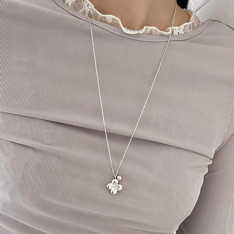 Flower cushion necklace