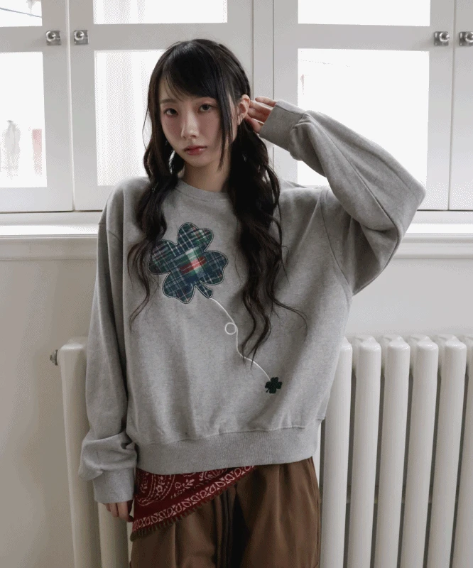 *추천* 허그 클로버 패치 맨투맨 2color