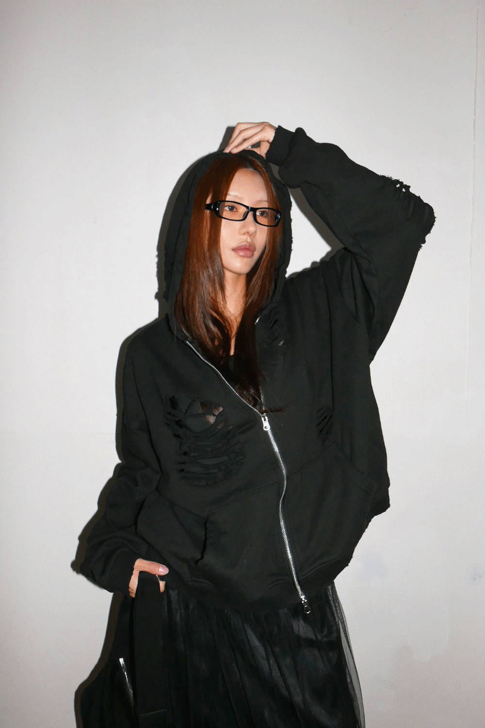 위위미유 CROW DAMAGED HOOD ZIP-UP / 크로우 데미지드 후드집업