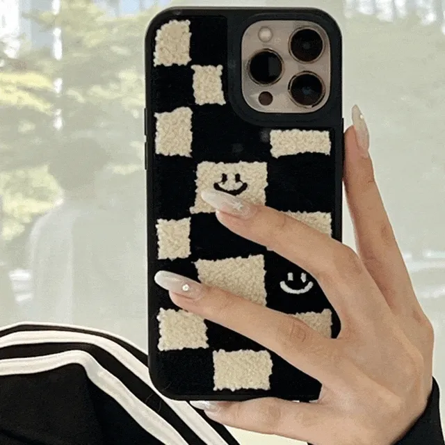 아이폰 블랙 뽀글이 체커보드 스마일 귀여운 유니크 겨울 특이한 우정 커플 털 퍼 친구 선물 애플 휴대폰 핸드폰 폰 케이스 아이폰케이스 12 프로 13 프로맥스 14 15 플러스