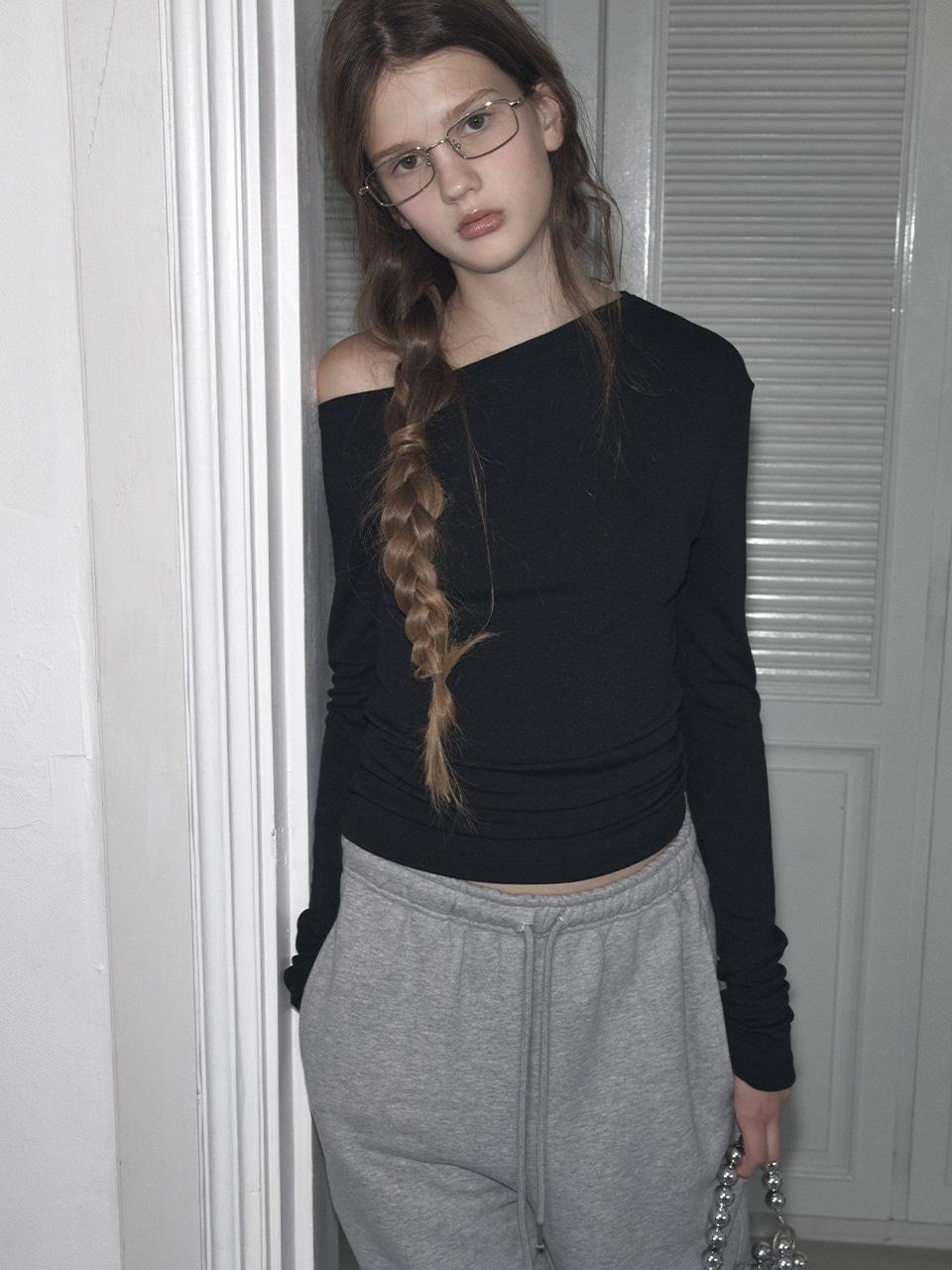 SPAN OFF SHOULDER T-SHIRT - BLACK