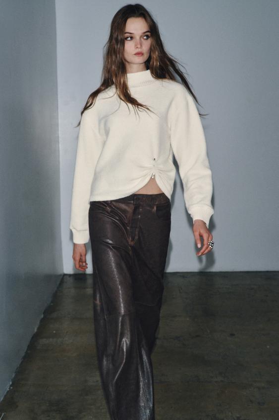 러스틱 브로치 스웨트셔츠