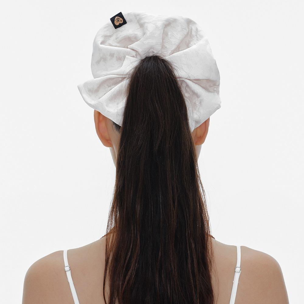 JACQUARD LEOPARD SCRUNCHIE (CREAM)